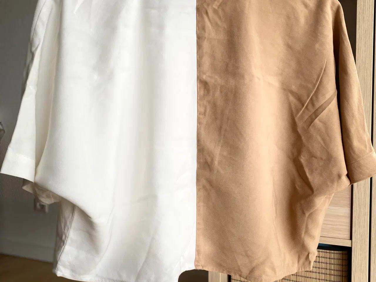 Billede 2 - MNG to-farvet bluse i M