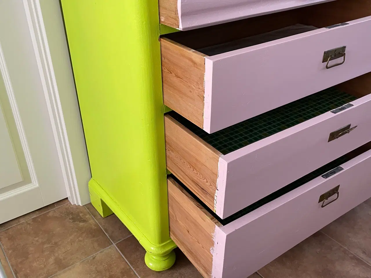 Billede 7 - Sød gammel kommode og tallerkenrække