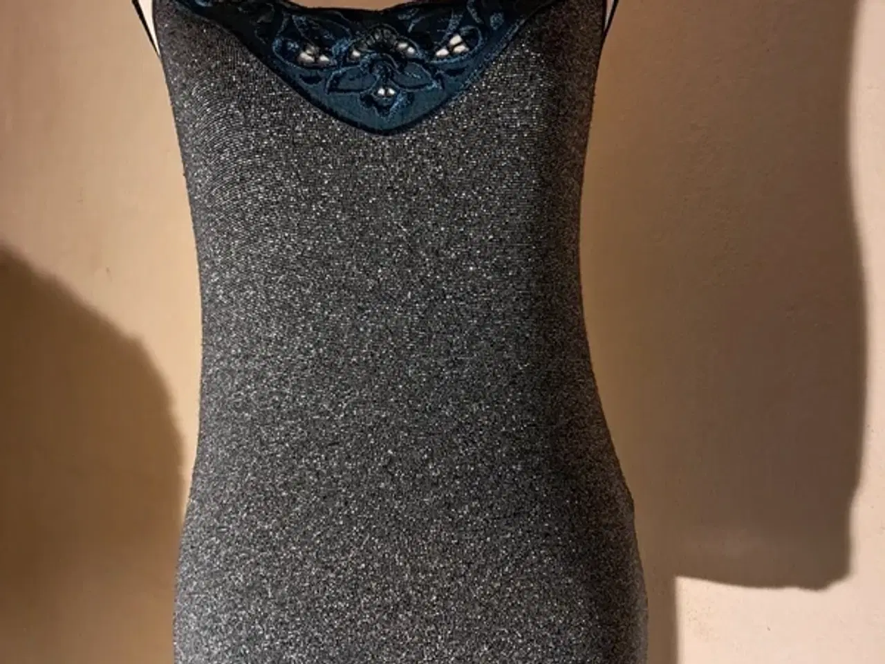 Billede 1 - Logo femme str. M Tanktop