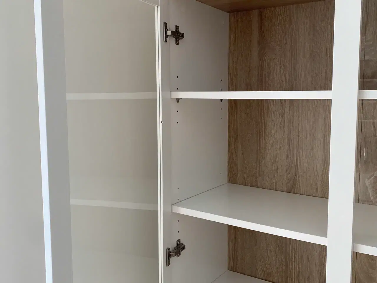 Billede 3 - Hvid vitrineskab i egetræslook