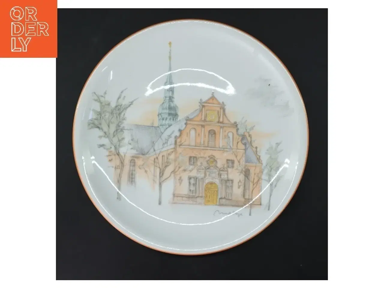Billede 1 - Dekorativ tallerken med kirke fra Holmens Kirke (str. Ø 25,5 cm) fra Mads Stage