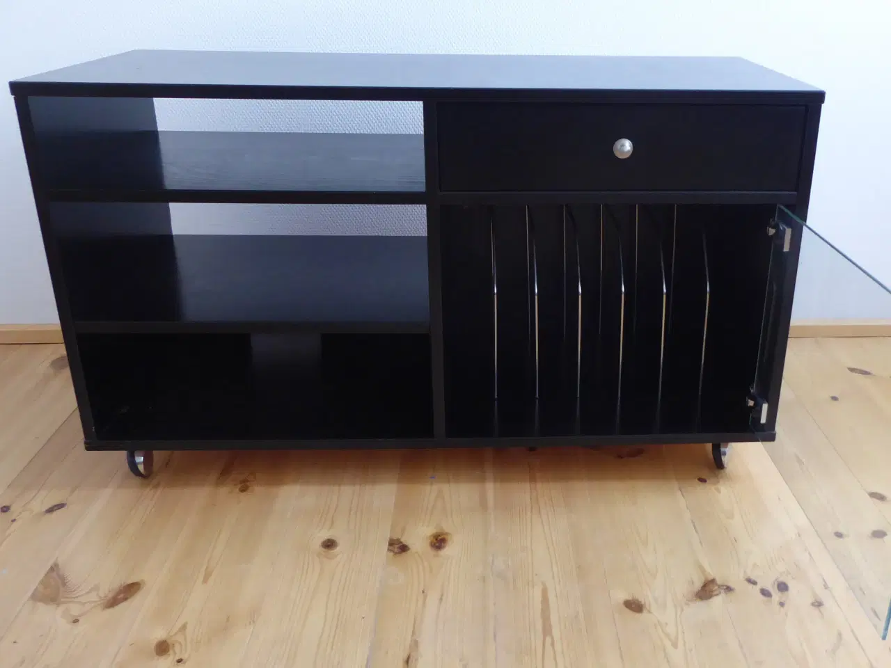 Billede 5 - Lækker sort stereo-bænk.