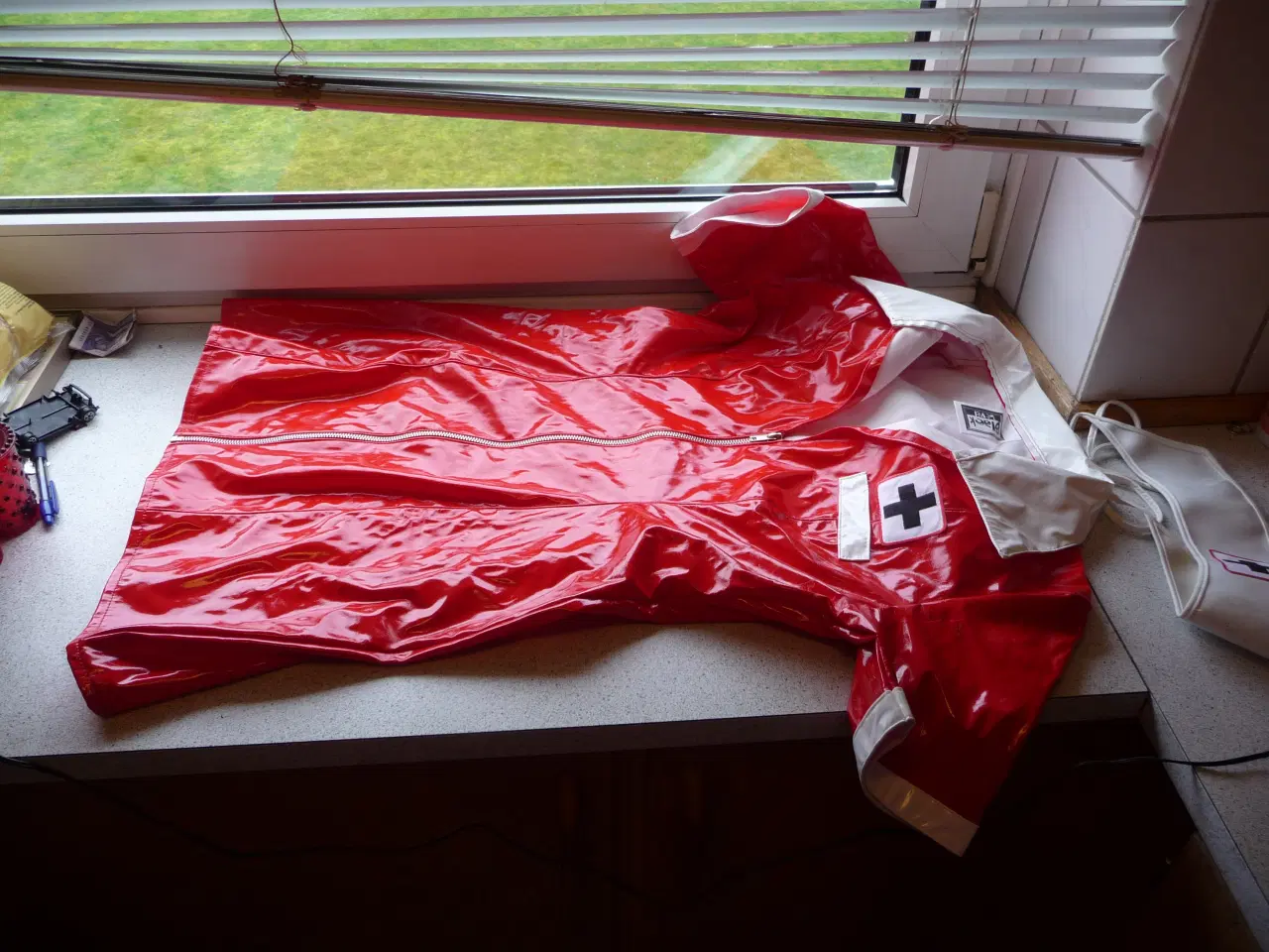 Billede 8 - rød lak sygeplejerske kostume str XL