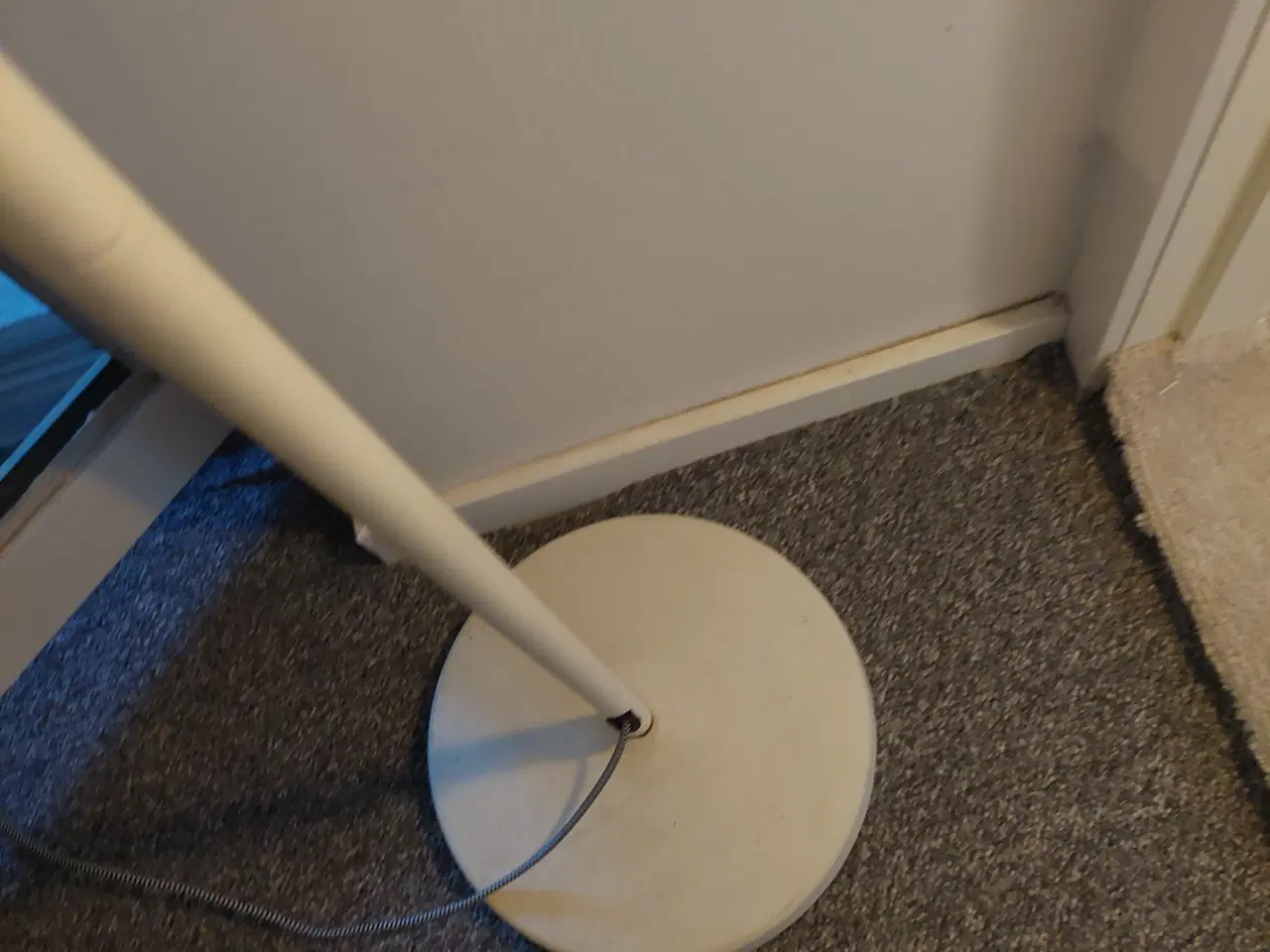 Billede 4 - gulv/standerlampen i hvid farve metal