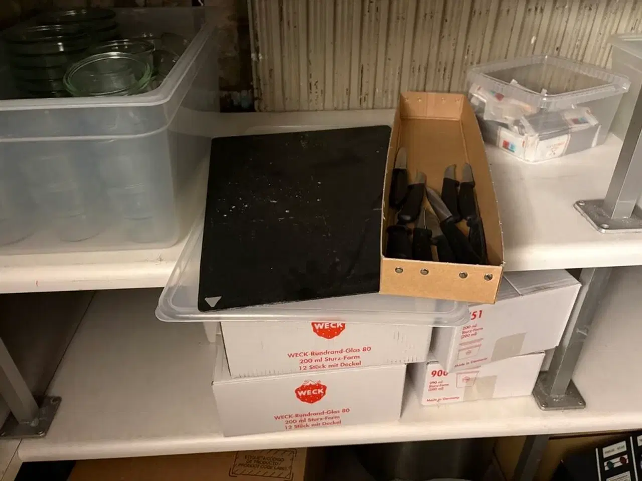 Billede 16 - Indhold i kælderrum af diverse emballage, gastrobakker, køkkenmaskiner, m.v.