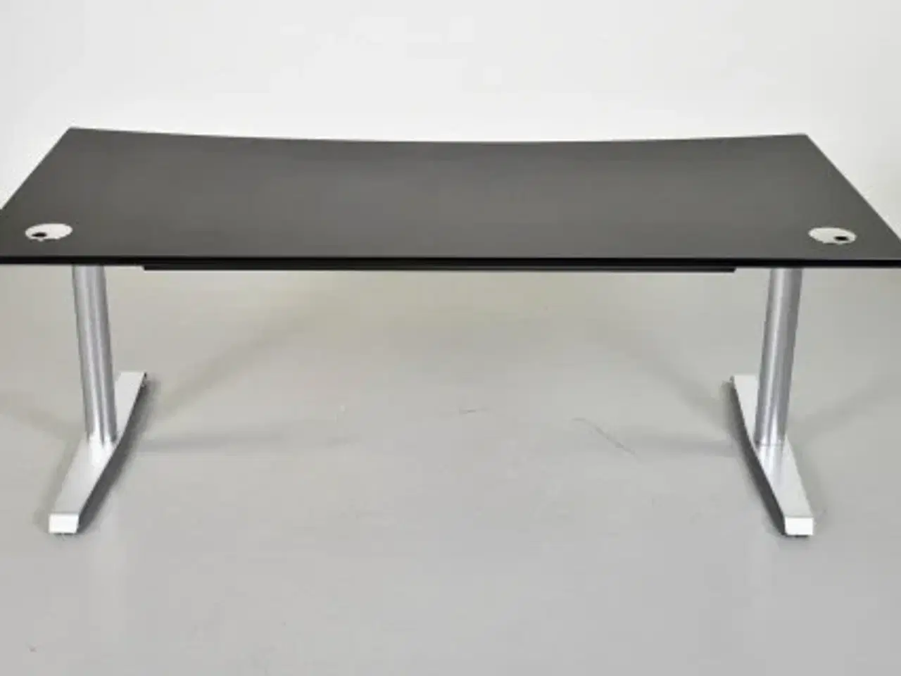 Billede 3 - Hæve-/sænkebord med sort linoleumsplade med lang mavebue, 180 cm.