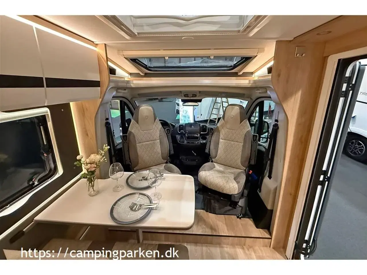 Billede 4 - 2026 - Dethleffs Globebus Camp Active T4   Eksklusiv nyhed fra Dethleffs! Smal/kort delintegreret Globebus T4 Active