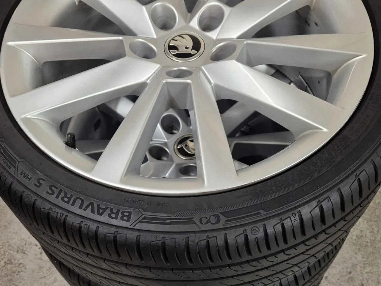 Billede 2 - SKODA 18" ORIGINAL ALUFÆLGE MED NYE SOMMERDÆK 5x11