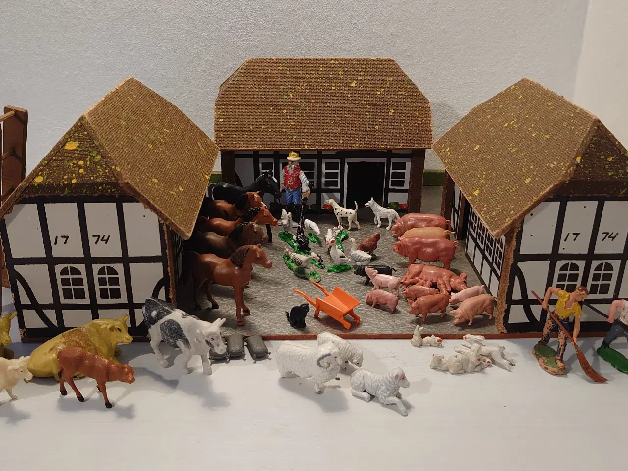 Billede 1 - Velholdt vintage træ bondegård med 45 dele.