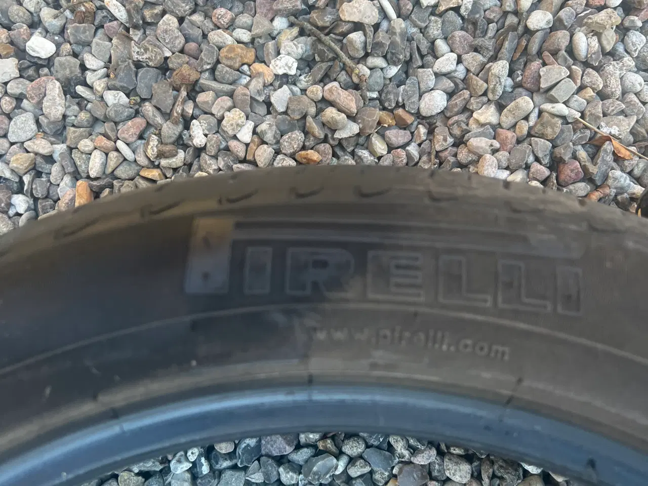 Billede 7 - Næsten nye sommerdæk fra Pirelli – kun kørt 12.000