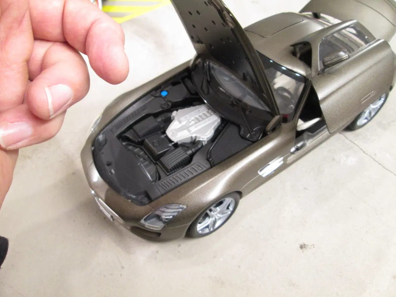 Billede 6 - Modelbil 1:18 Mercedes SLS Minichamps