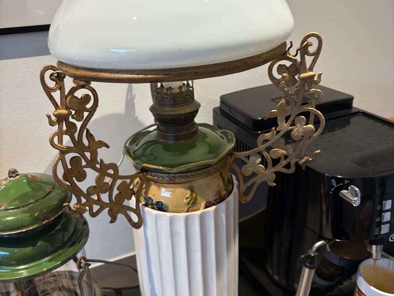 Billede 1 - Primus og olielampe. Olielampen er lavet om til el