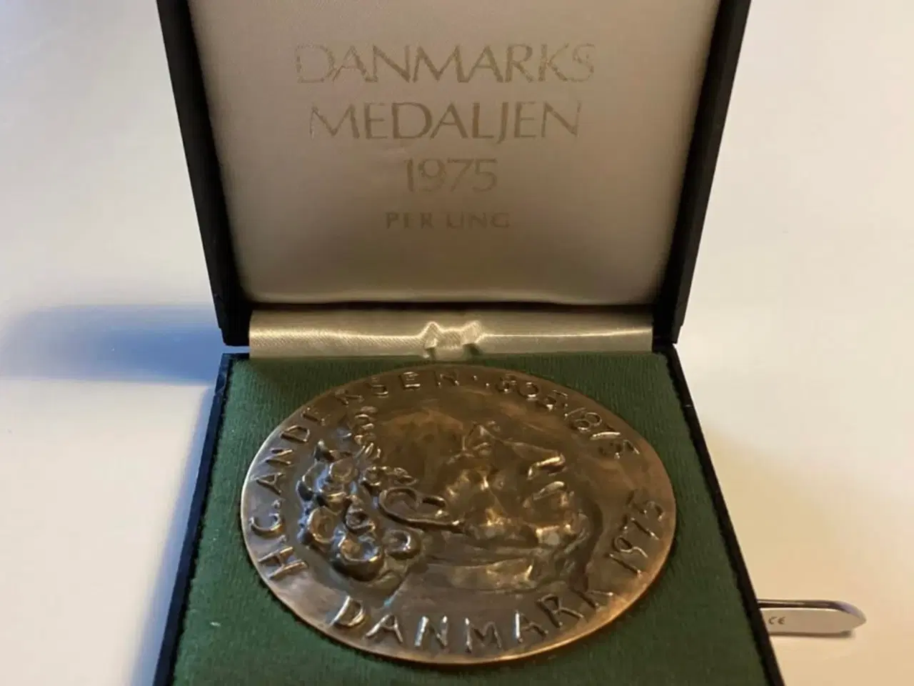 Billede 1 - DK medaljen, 1975, H. C. Andersen, Per Ung