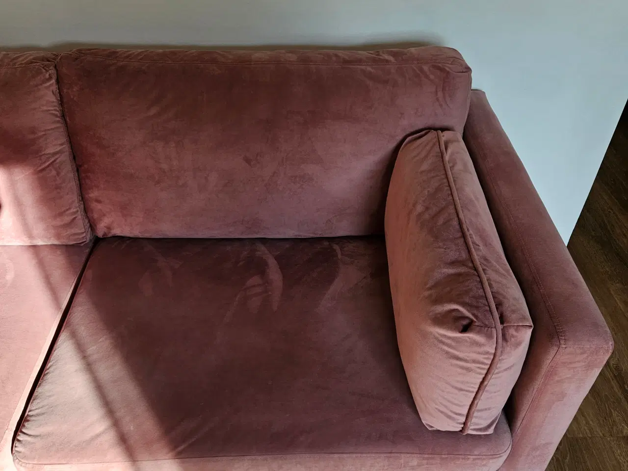Billede 8 - Flot moderne velour sofa i rosa