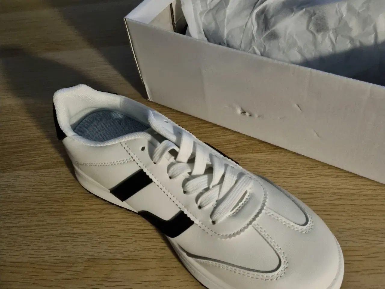 Billede 3 - Amalie Sneakers hvide med sort  str 37