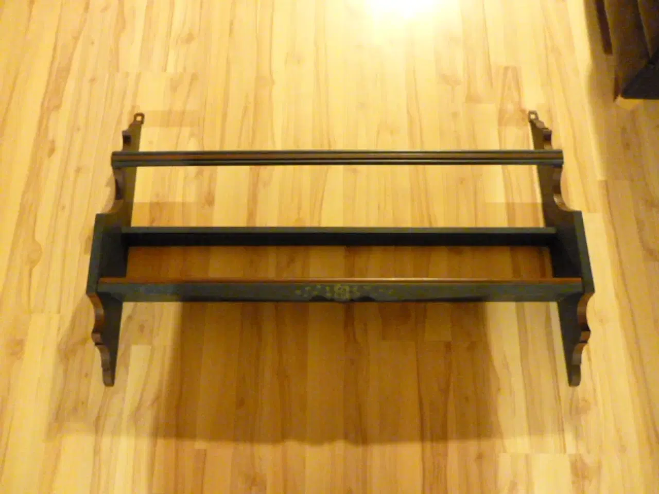 Billede 1 - Tallerkenrække og hylde