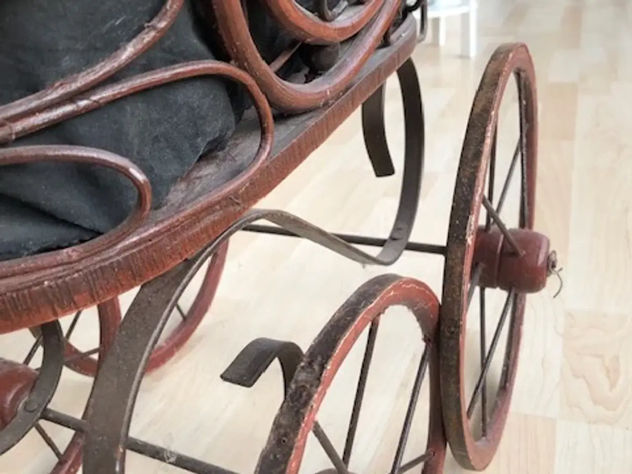 Billede 6 - Gammel dukkevogn med dukke