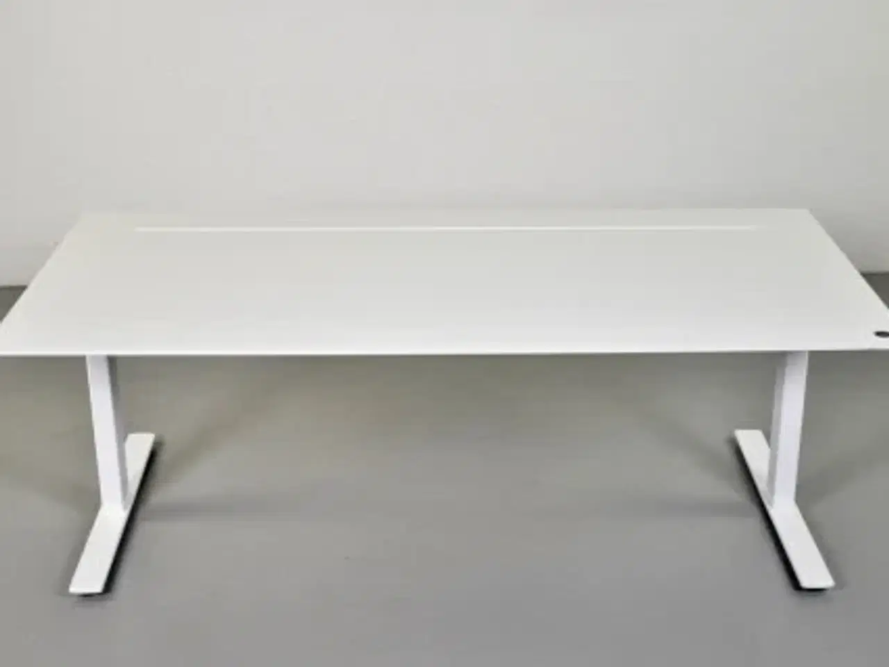 Billede 1 - Hæve-/sænkebord med hvid plade og hvidt stel, 180 cm.