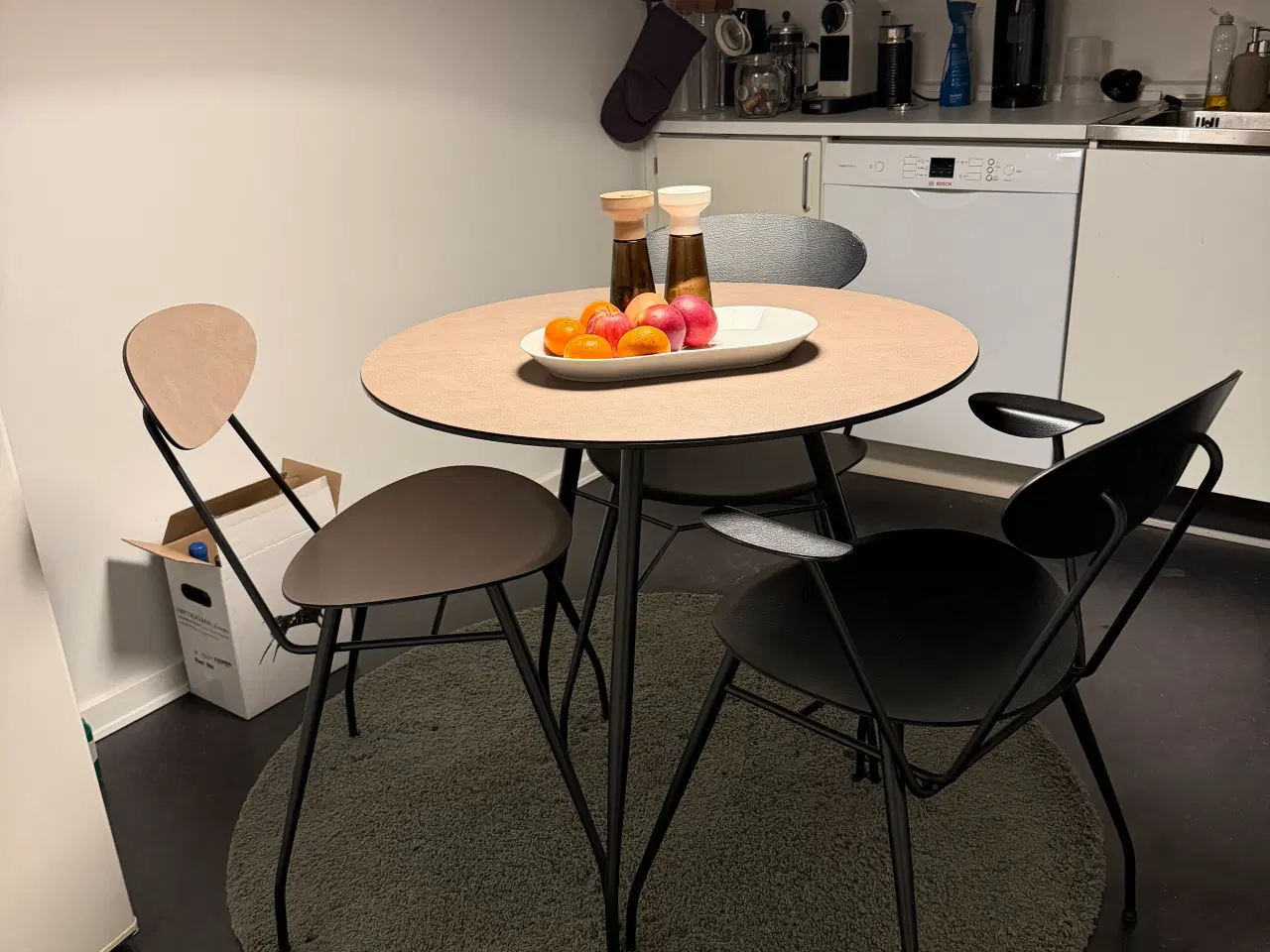 Billede 1 - Spisekort med 3 stole (dansk design og produktion)