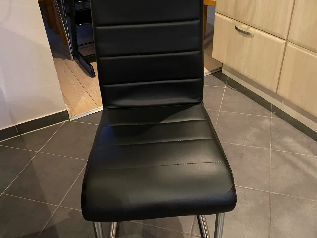 Billede 1 - Spisebordsstole i sort og med  stålben