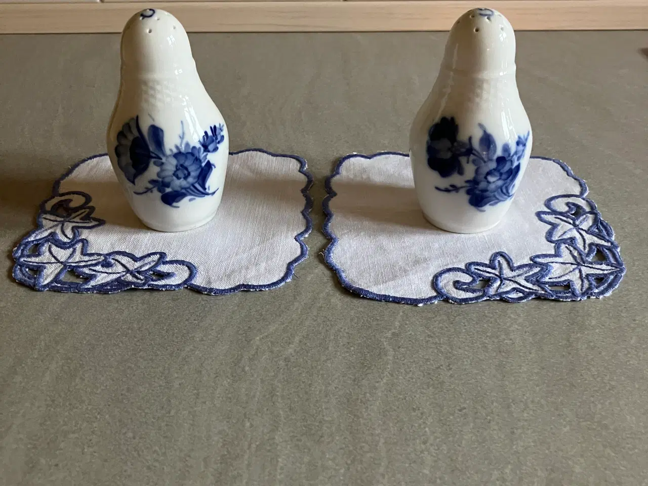 Billede 1 - Blå Blomst flettet. To saltbøsser sælges.