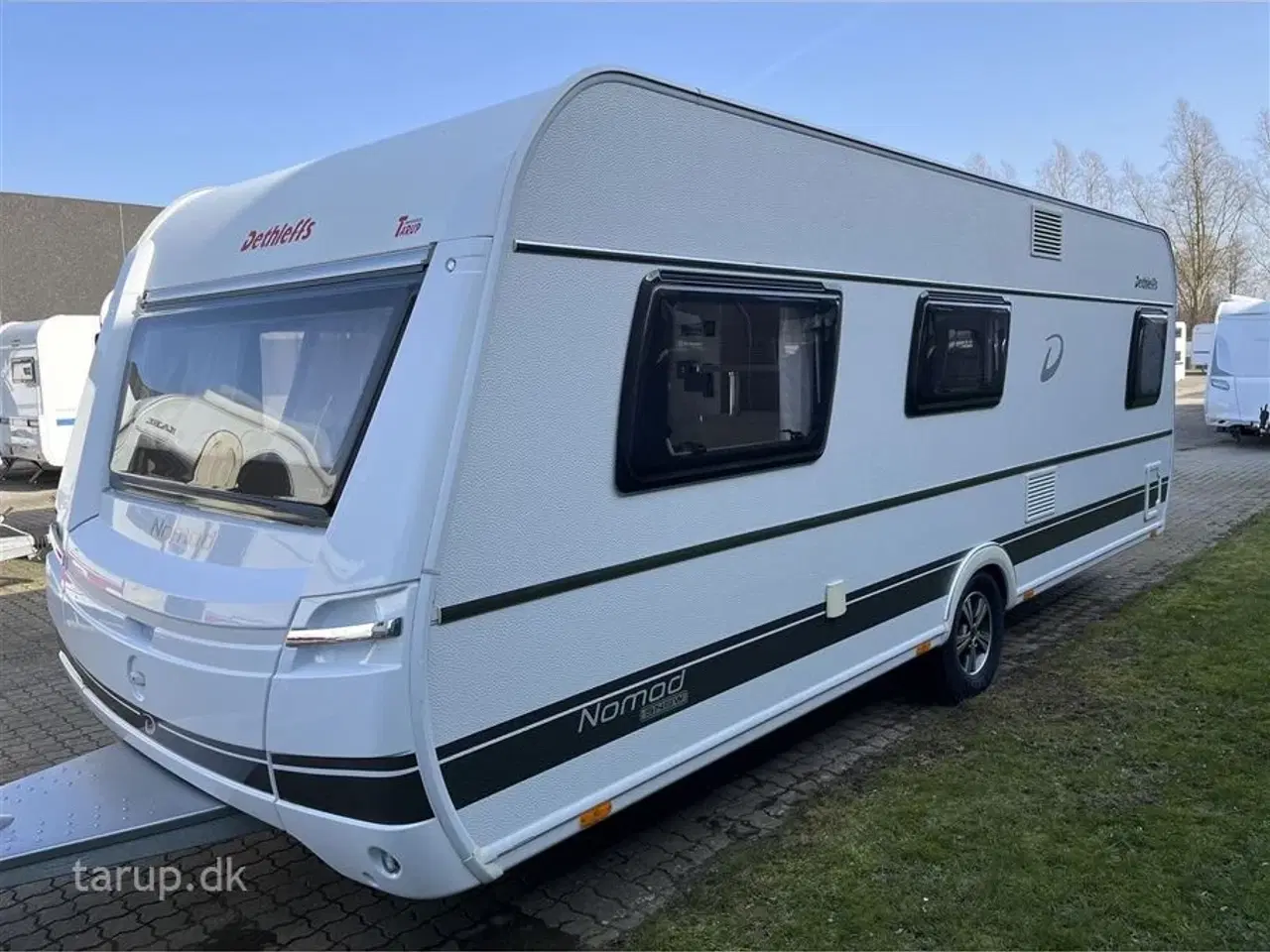 Billede 2 - 2020 - Dethleffs Nomad Snow 590 RF   Fortelt: Isabella Commodore, mover, ALDE centralvarme, vandbåren gulvvarme, rundsiddegruppe, tv-antenne, stort 140 l. køleskab m/ fryser,