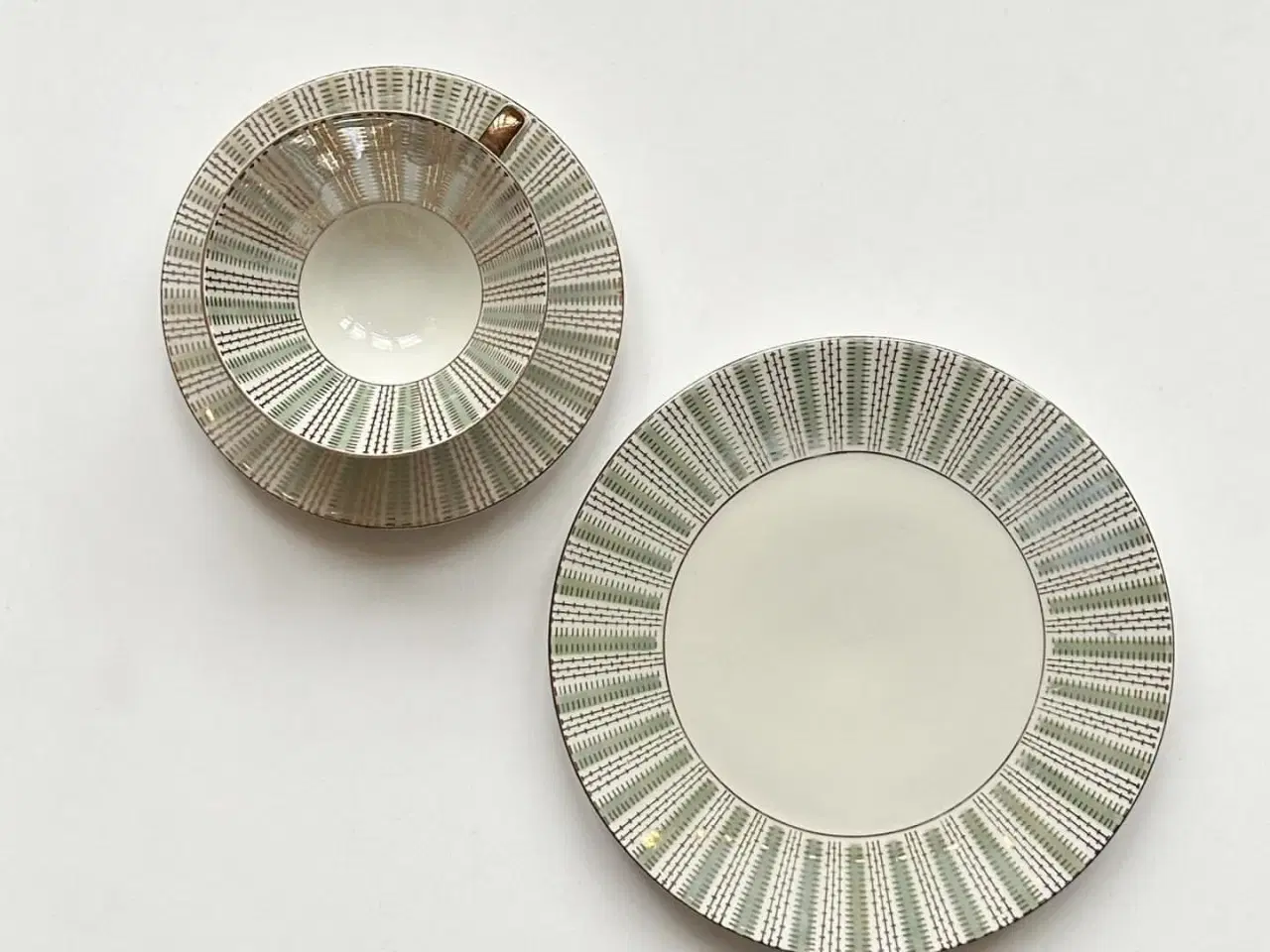 Billede 1 - Triosæt, stor kop m underkop og kagetallerken, metallisk grøn og guld