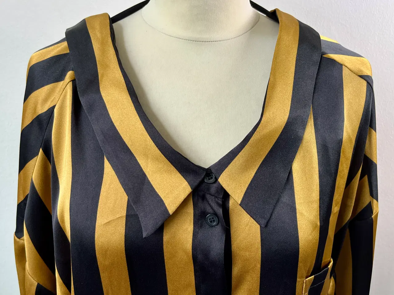 Billede 2 - By Malene Birger, skjorte, str. 40