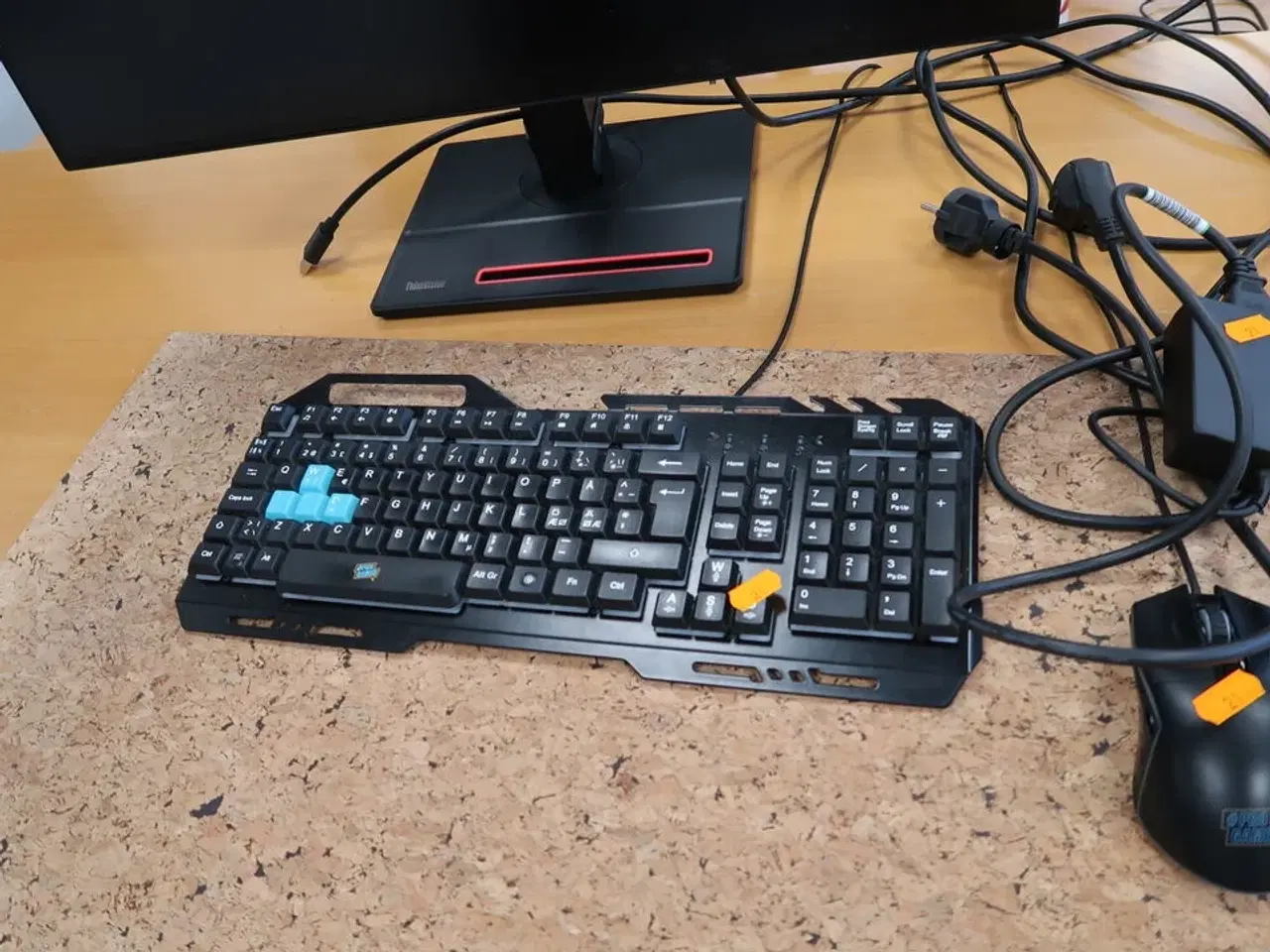 Billede 2 - Computerskærm LENOVO P27q-20 med tastatur og mus