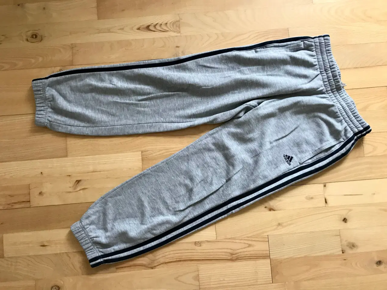 Billede 1 - Adidas bukser i str. 11-12 år (152)