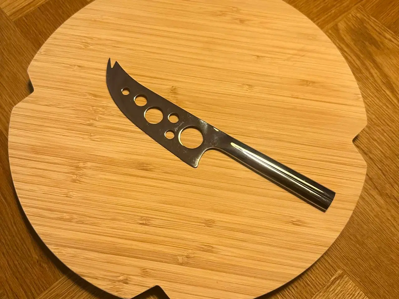 Billede 1 - Skærebræt og ostekniv.