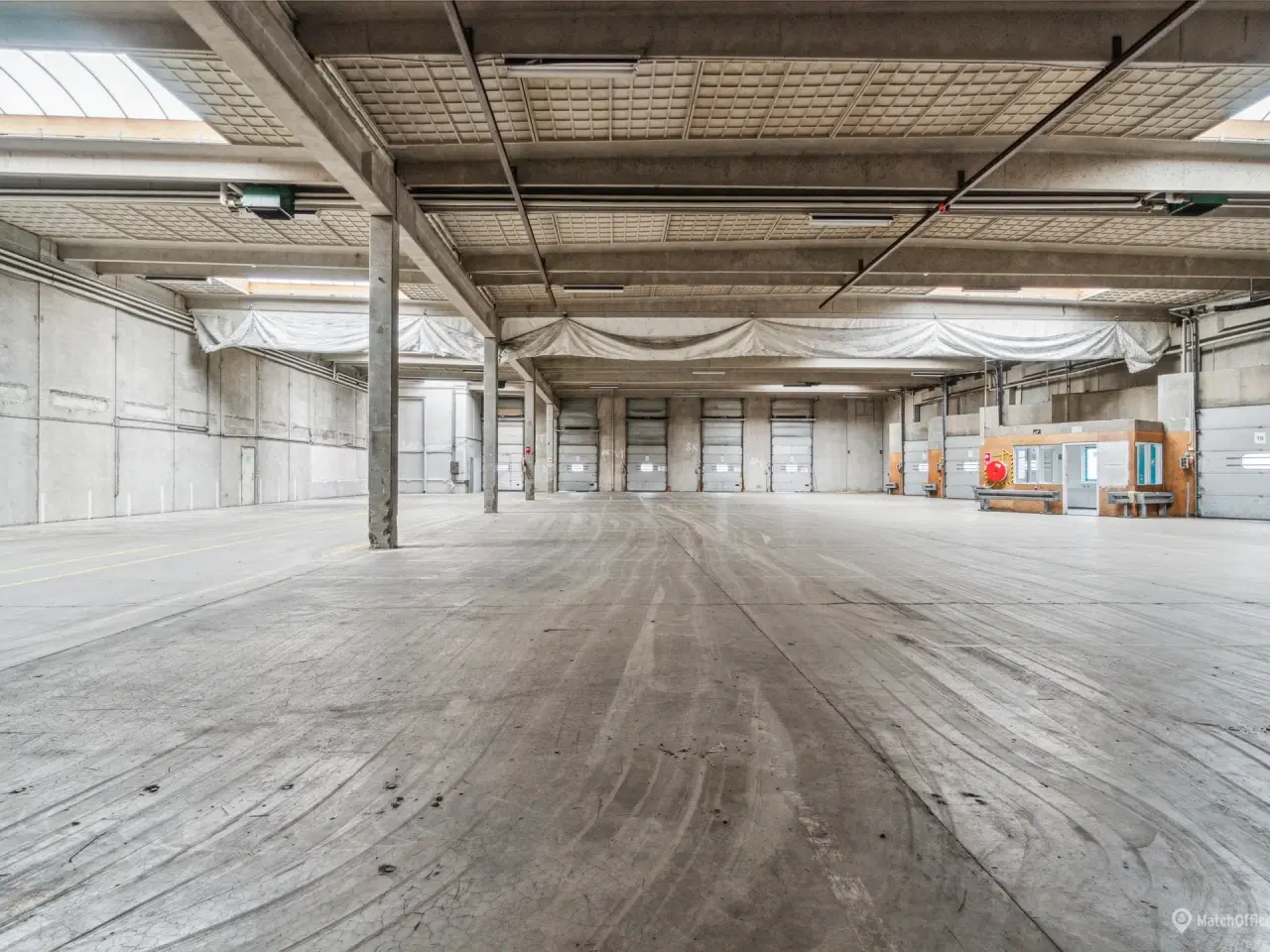 Billede 2 - Stor lagerhal med kontorafsnit og bad i Kastrup