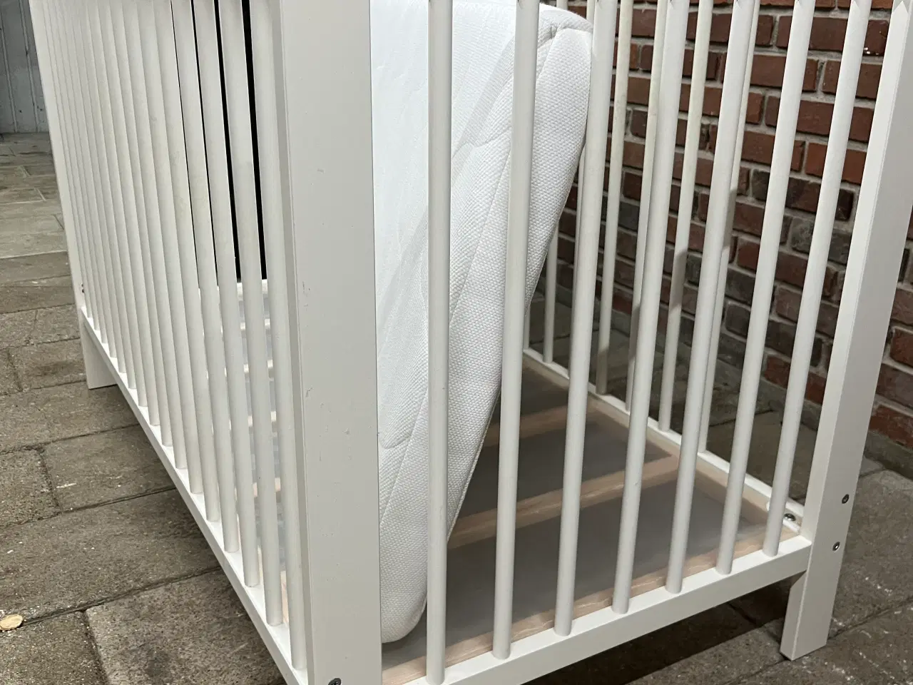 Billede 2 - Tremmeseng incl madras