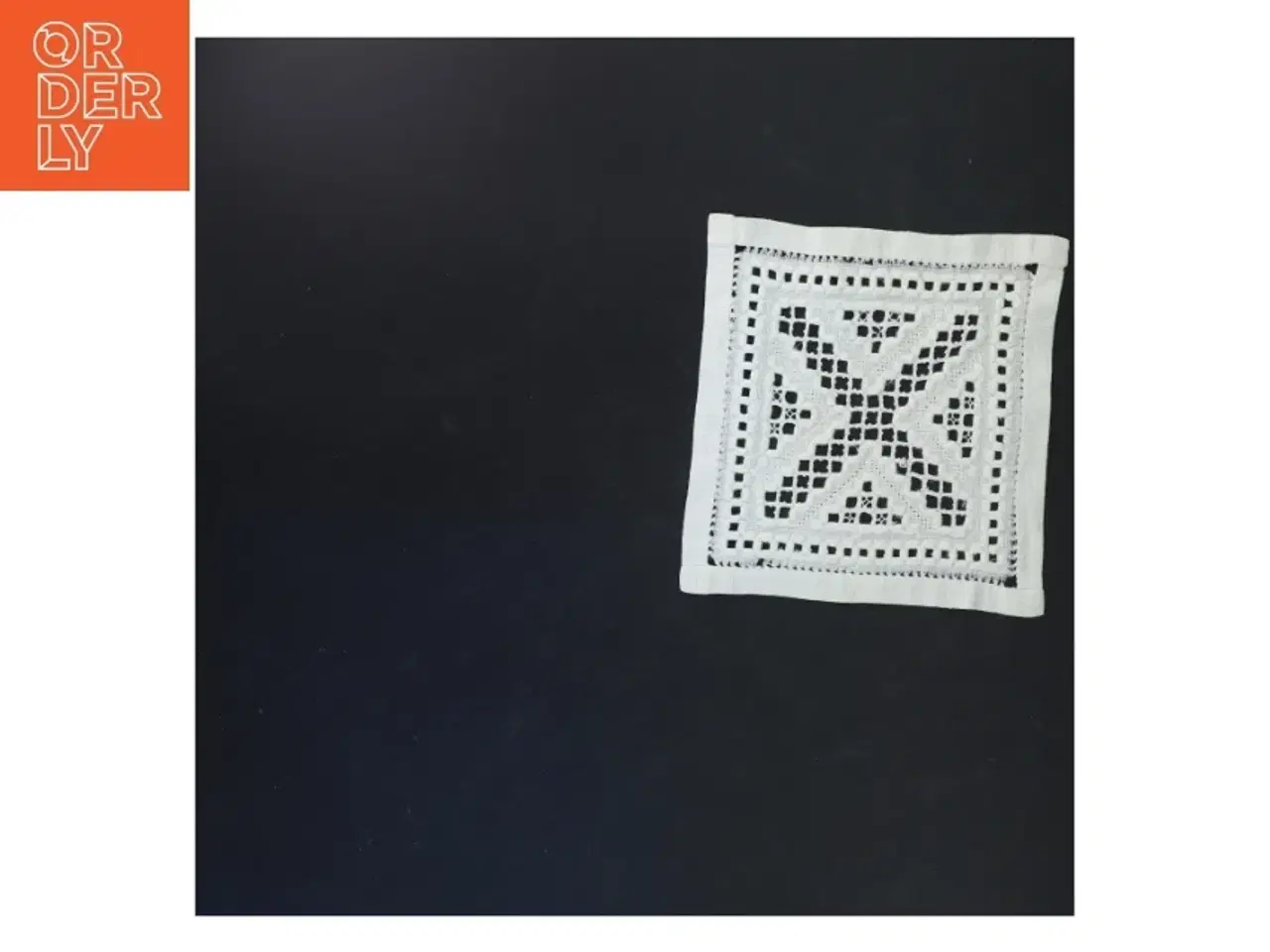 Billede 1 - Lille dug i hardanger syning(str. 18,5x18 cm)