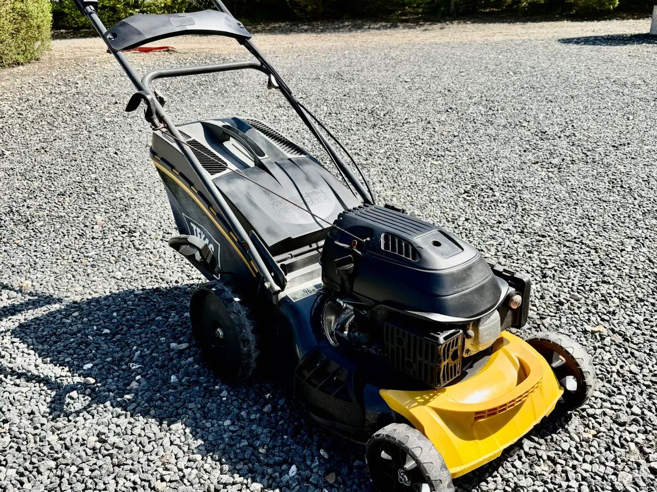 Billede 1 - Fin og velkørende plæneklipper sælges. 