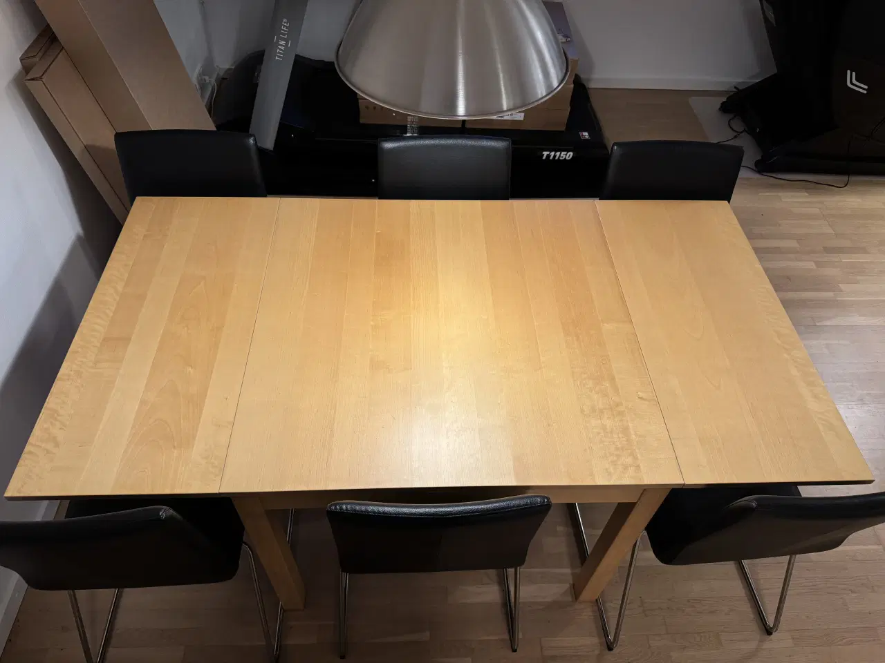 Billede 4 - Spisebord med fire stole