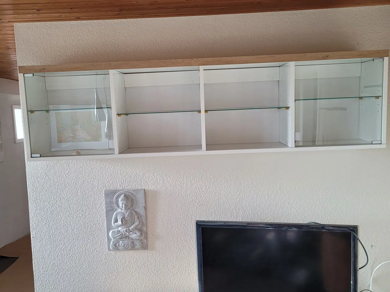 Billede 2 - Hvidt vitrinesskab med glashylder