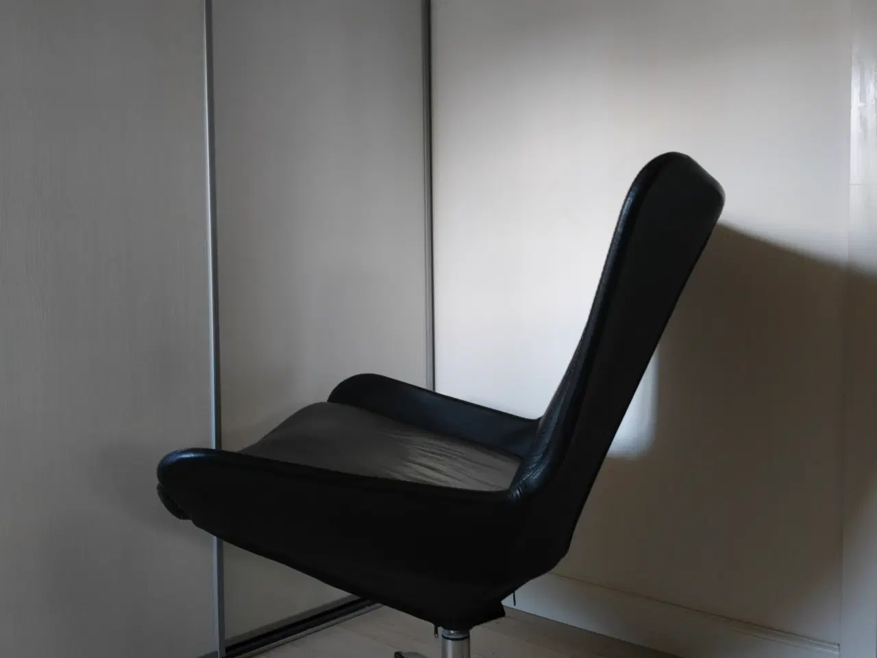 Billede 3 - Lænestol i sort læder