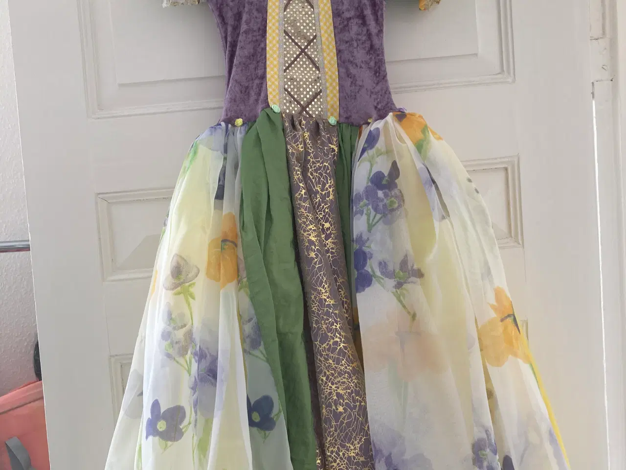 Billede 5 - Prinsessekjole til leg & udklædning. Str. 4-7 år.