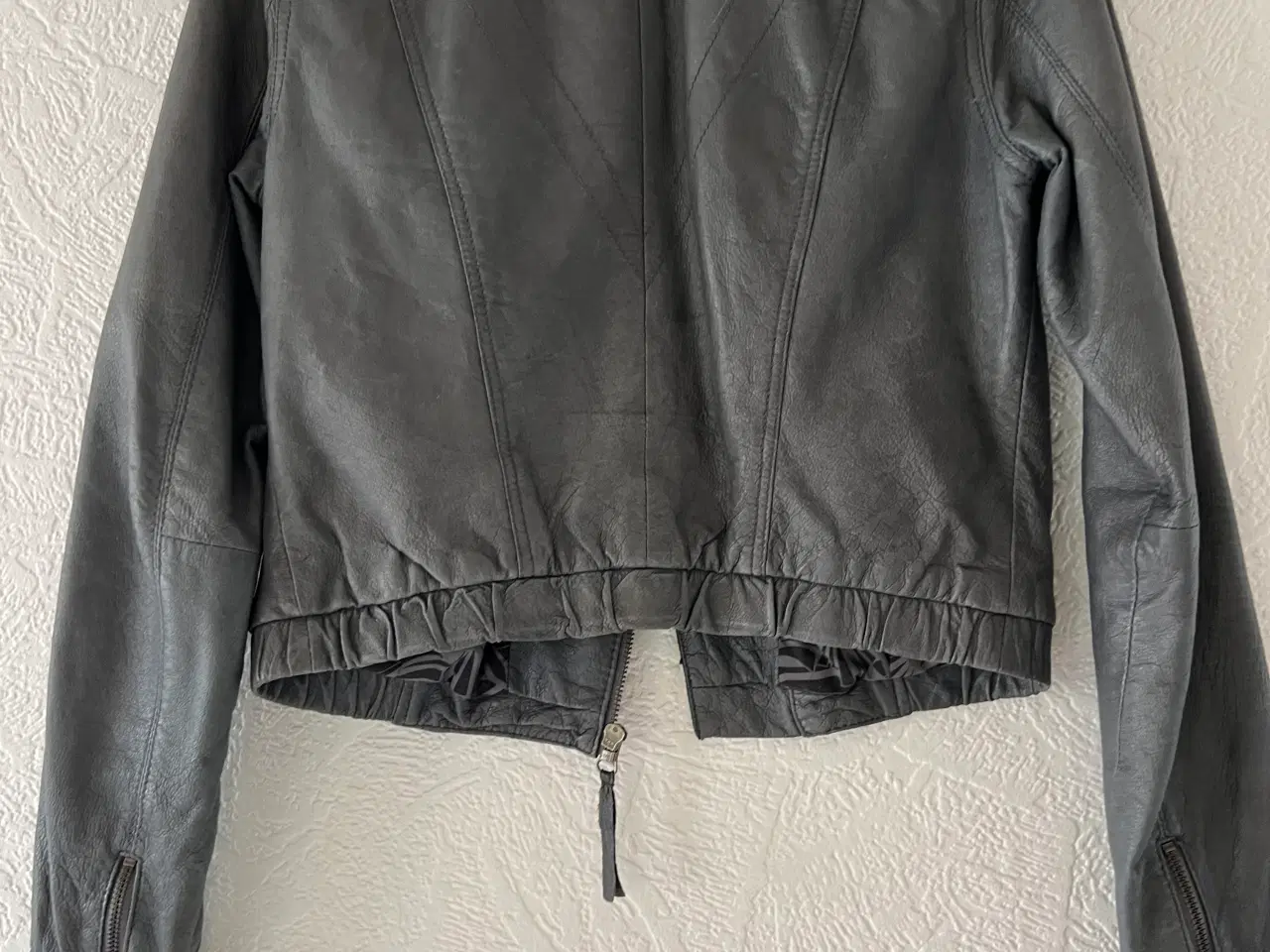 Billede 15 - Grå Skindjakke fra Phobia. (Str. 36)