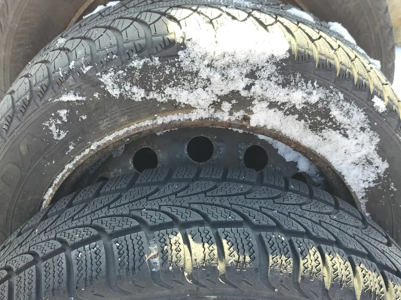 Billede 1 - Helårsdæk på Stålfælge 175/65r14.