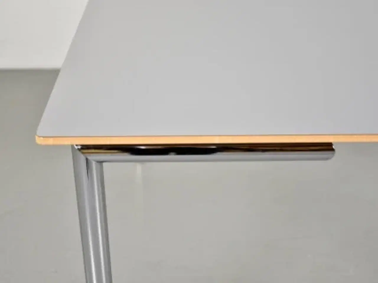 Billede 10 - Randers radius kantinebord med grå plade og krom stel
