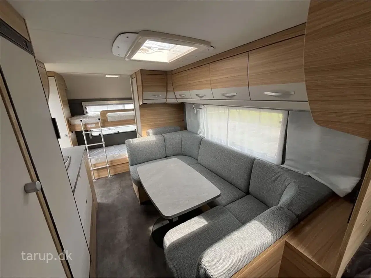 Billede 7 - 2023 - Dethleffs Camper 560 FMK    Kan opvejes til totalvægt 2000 kg. Dobbeltsengs- og køjevogn, rundsidde-gruppe, Truma varme, 3-trins el-gulv-varme, stort kølesk.