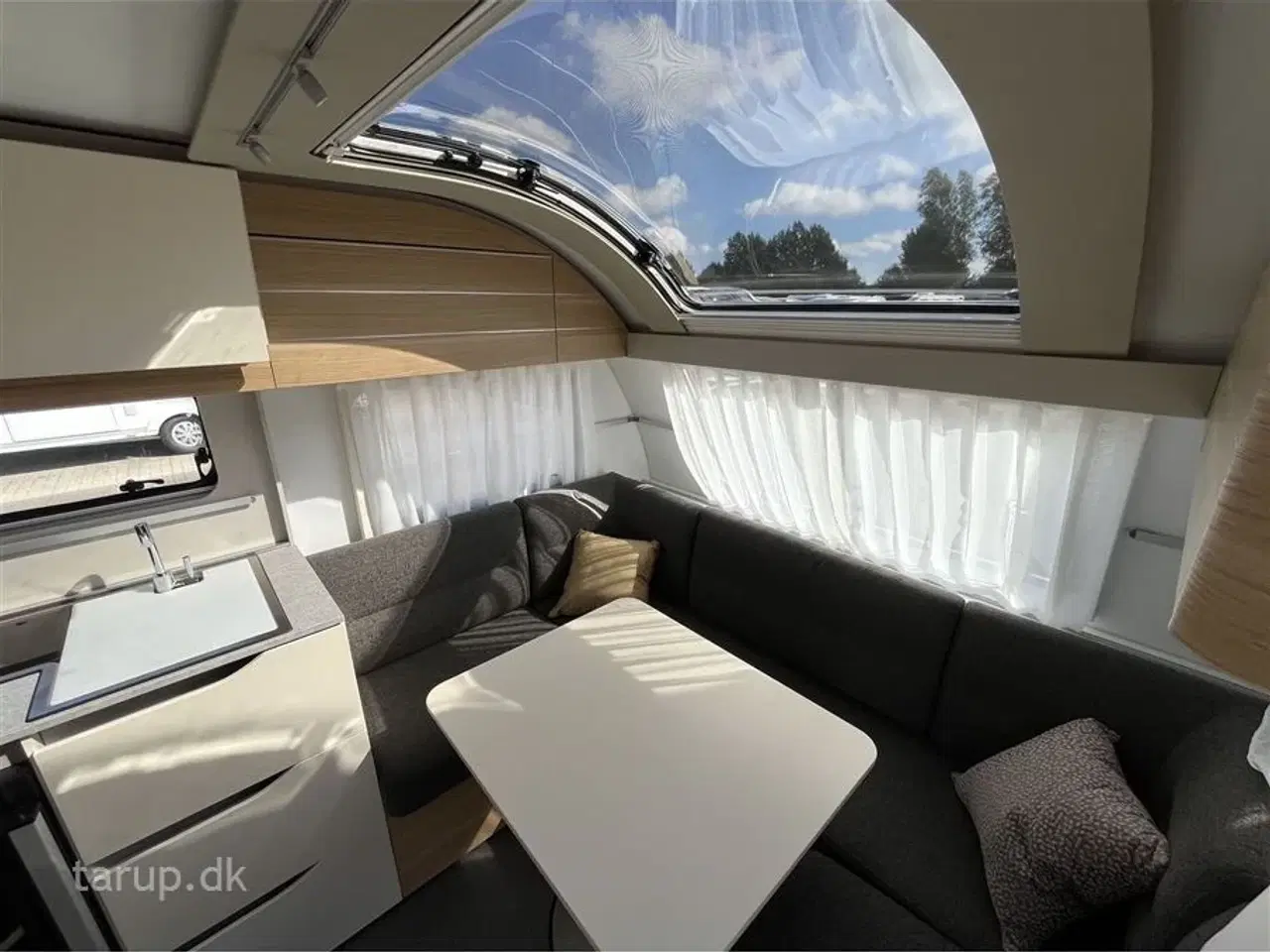 Billede 10 - 2023 - Adria Adora 472 UP   Fortelt: Isabella Commodore Coast, Enduro aut. mover m/ lithium batteri, rundsiddegruppe, køleskab, bruser, panoramavindue, fransk dobbeltseng
