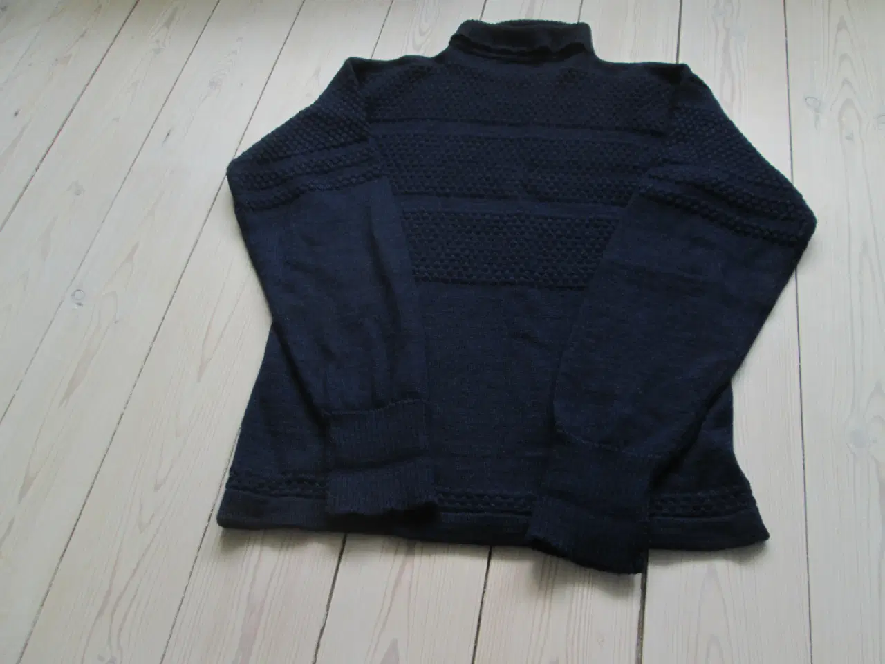 Billede 1 - Sweater i ren ny uld