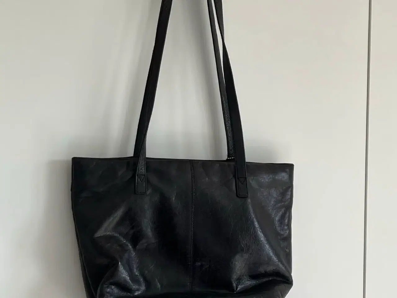 Billede 2 - Sort læder skuldertaske fra Belsac