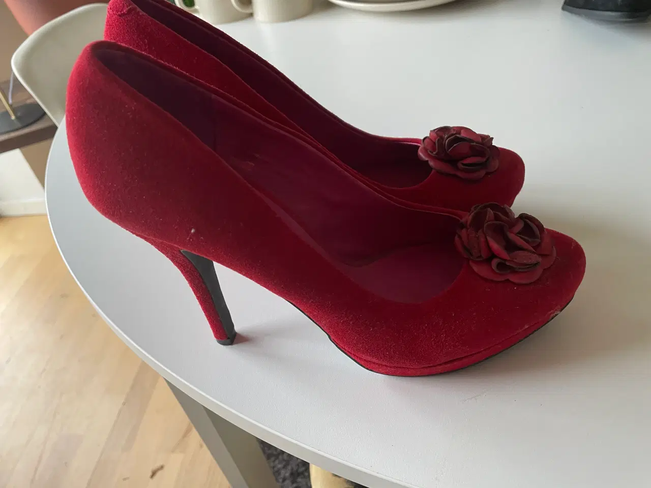 Billede 1 - Røde ruskindsstiletter str 40