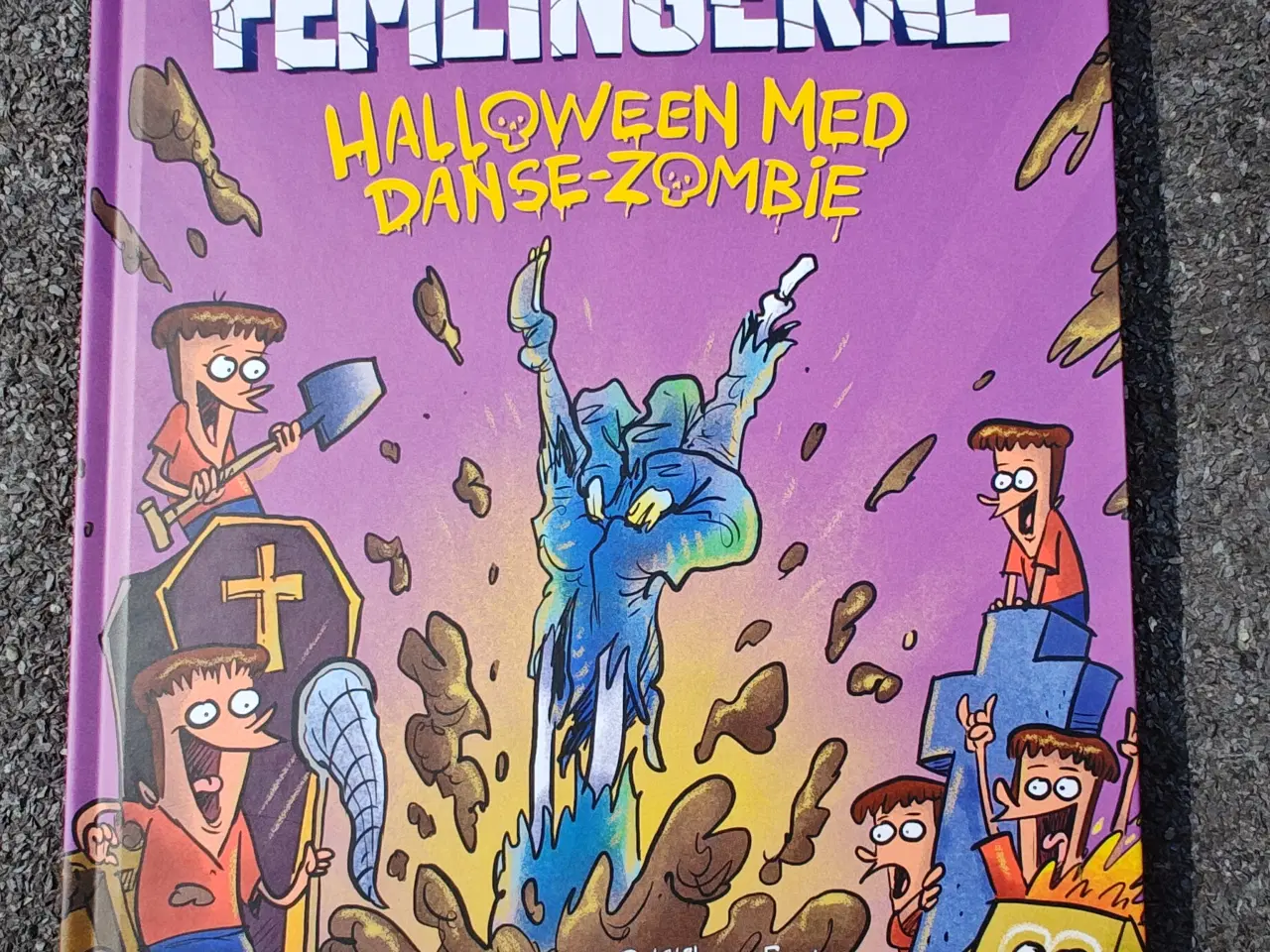 Billede 1 - FEMLINGERNE Halloween med Danse-Zombie BOG
