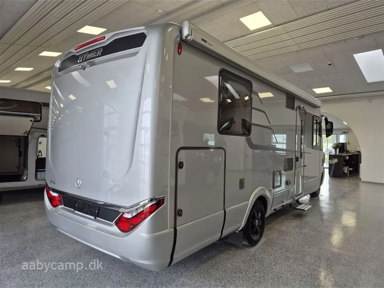 Billede 2 - 2023 - Hymer Masterline BML   9 trins Automatgear. 170 Hk. solceller. 2x 95Ah Batteri. 2000w inverter. Elektrisk markise. hydrauliske støtteben. Udv. gas/bruser. elektrisk indgangstrins ved både føre dør og bo-delsdør. queensbed.  Kun 14.700 Km!!!