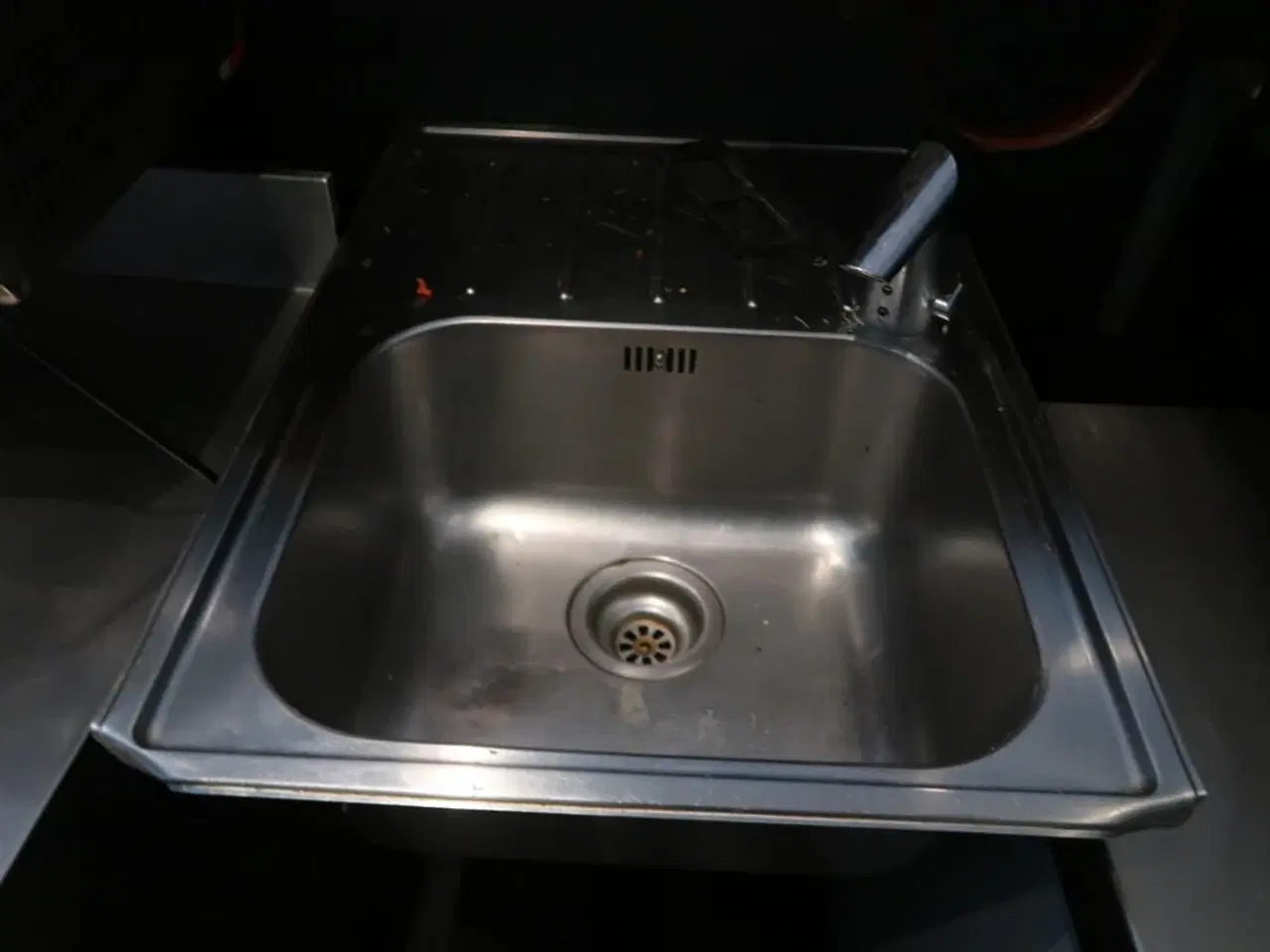 Billede 2 - Væghængt stålvask med armatur